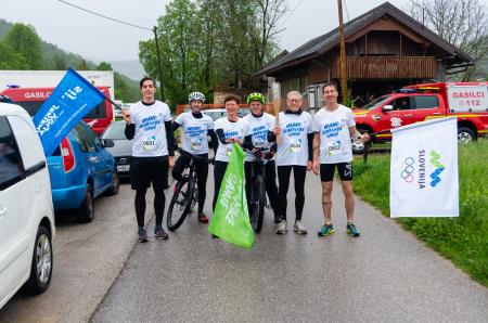 KLJUB KISLEMU VREMENU JE SLOVENSKA OLIMPIJSKA BAKLA V BOROVNICO PRINESLA OLIMPIJSKI ŽAR 16